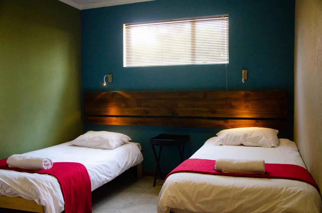 Desert Dew Guest House Hutchinson ภายนอก รูปภาพ