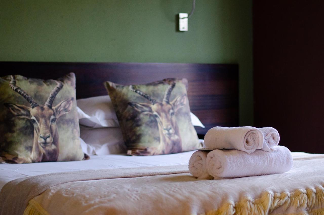 Desert Dew Guest House Hutchinson ภายนอก รูปภาพ