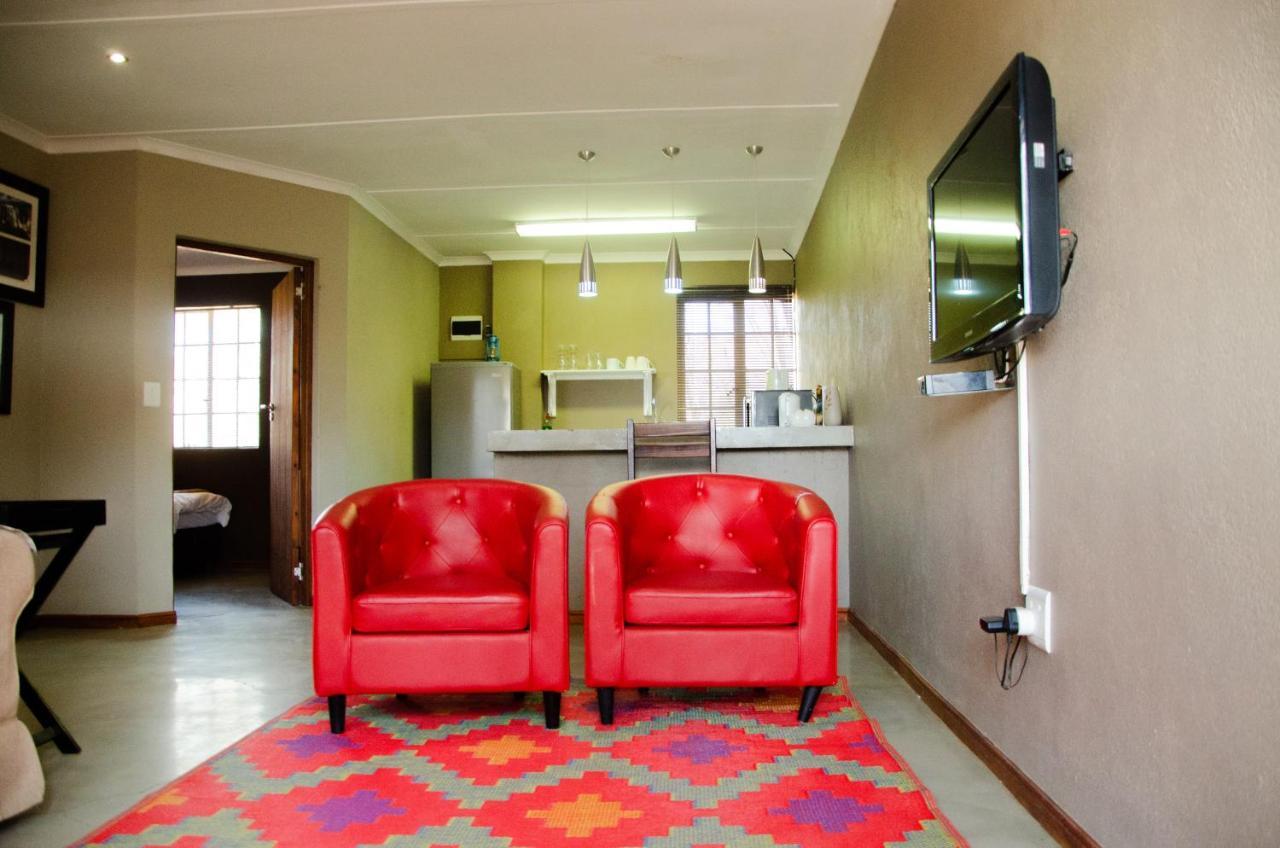 Desert Dew Guest House Hutchinson ภายนอก รูปภาพ