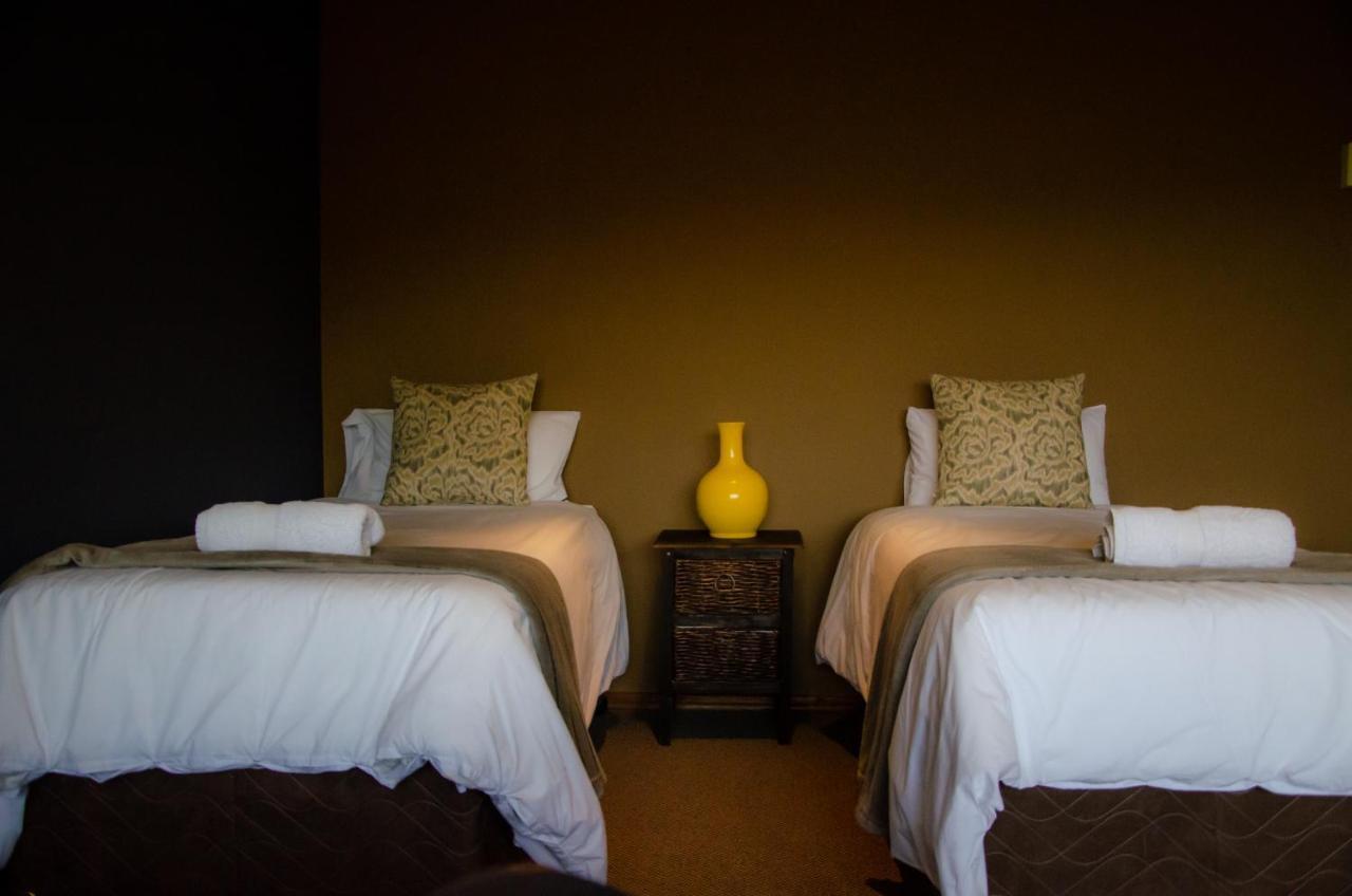 Desert Dew Guest House Hutchinson ภายนอก รูปภาพ