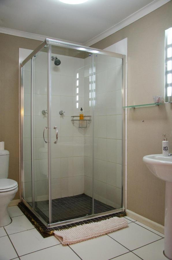 Desert Dew Guest House Hutchinson ภายนอก รูปภาพ