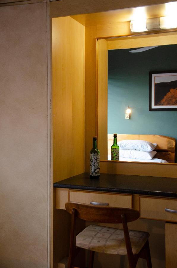 Desert Dew Guest House Hutchinson ภายนอก รูปภาพ