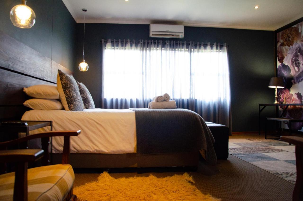 Desert Dew Guest House Hutchinson ภายนอก รูปภาพ