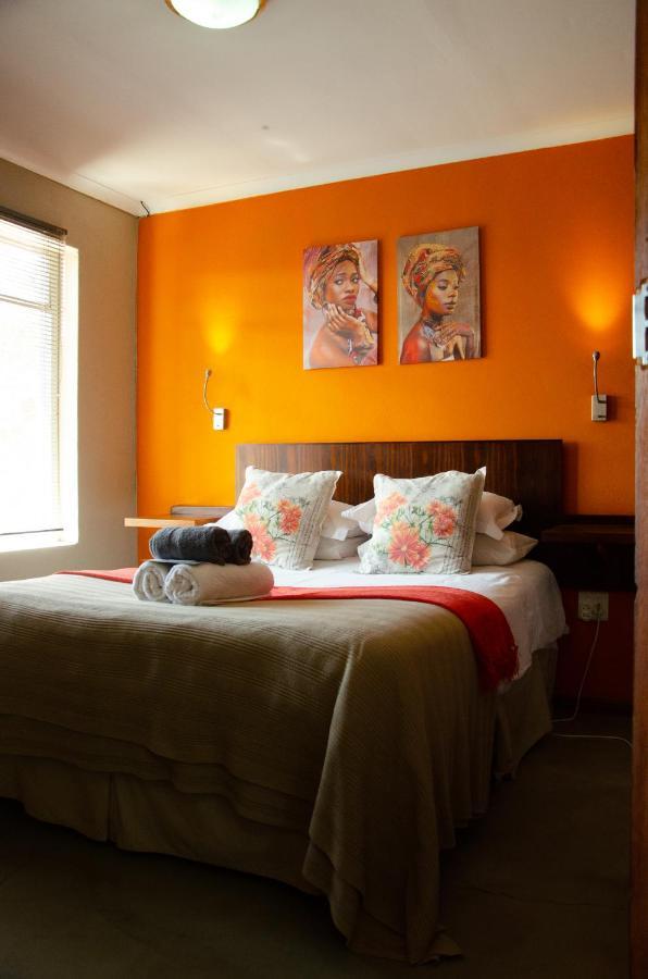 Desert Dew Guest House Hutchinson ภายนอก รูปภาพ