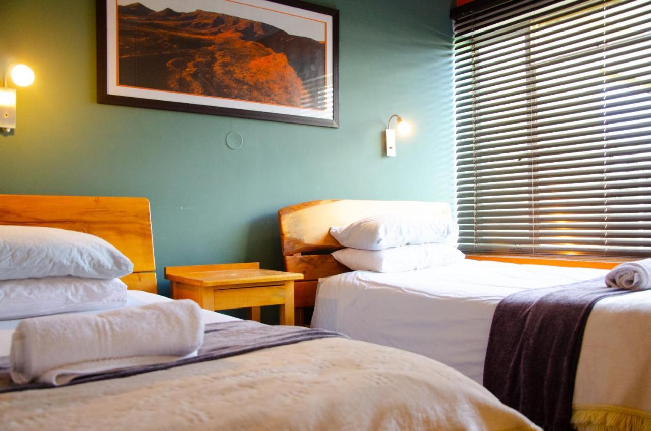 Desert Dew Guest House Hutchinson ภายนอก รูปภาพ