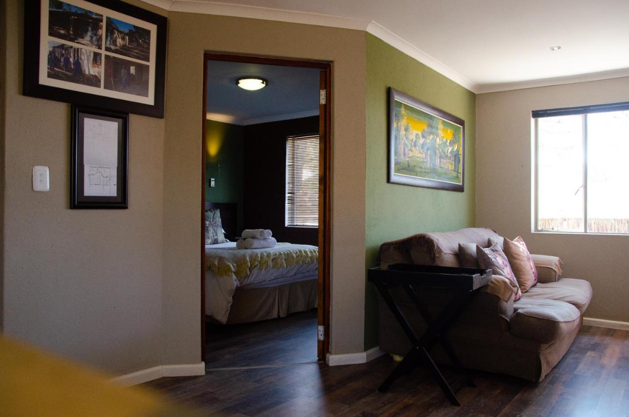 Desert Dew Guest House Hutchinson ภายนอก รูปภาพ
